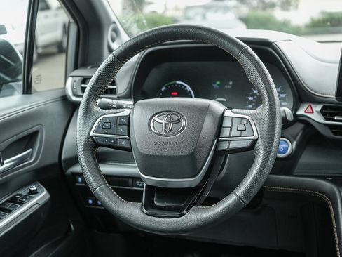 Used 2023 Toyota Sienna XLE Woodland Edition image 15