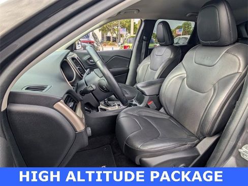 Used 2018 Jeep Cherokee Limited w/ Luxury Group image 5