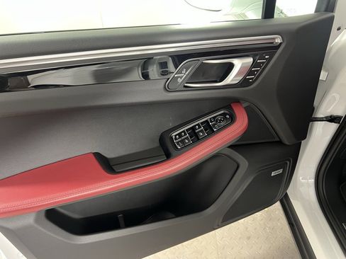 Certified 2023 Porsche Macan S image 27