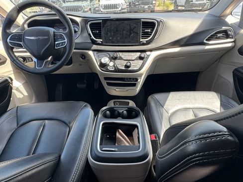 Used 2024 Chrysler Pacifica Touring-L FWD image 18