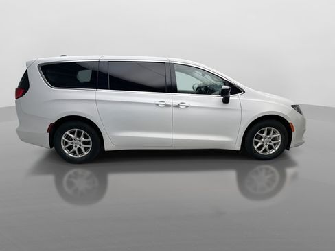 Used 2024 Chrysler Voyager LX FWD image 6