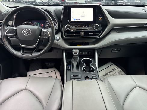 Used 2023 Toyota Highlander XLE AWD/4WD image 30