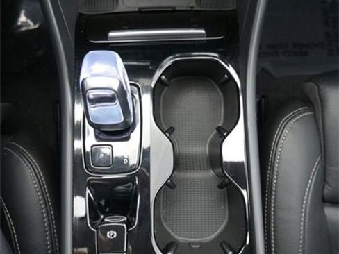 Used 2024 Volvo XC40 B5 Plus image 10