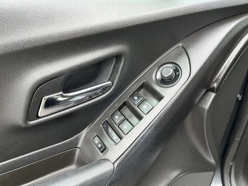 Used 2017 Chevrolet Trax LT w/ LT Convenience Package FWD image 17