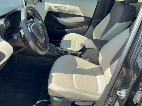 Used 2021 Toyota Corolla LE FWD image 5