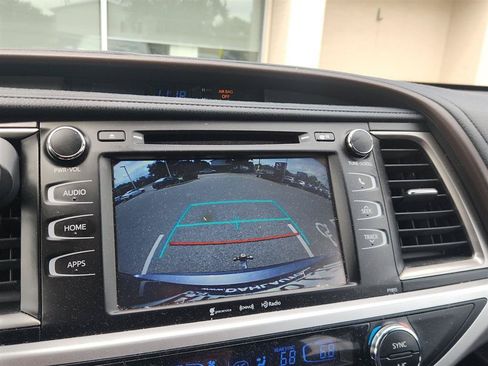 Used 2019 Toyota Highlander Plus AWD/4WD image 19