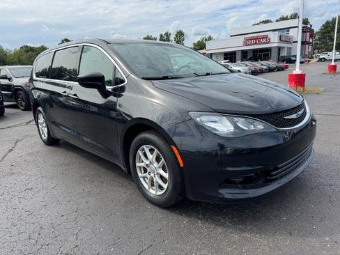 Used 2017 Chrysler Pacifica Touring FWD image 7