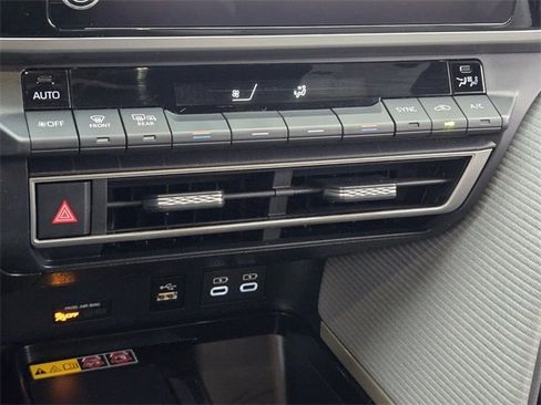 Used 2025 Toyota Camry SE w/ Convenience Package image 20