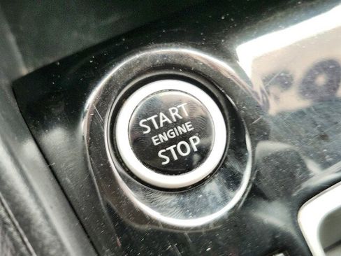 Used 2020 Nissan Versa SV image 39