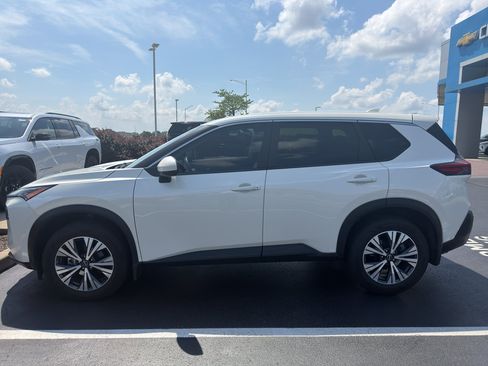 Used 2023 Nissan Rogue SV FWD image 2