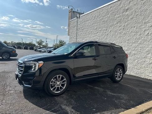 Used 2023 GMC Terrain SLT w/ Infotainment Package II AWD/4WD image 3