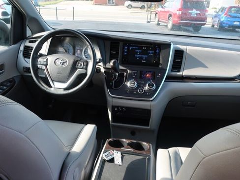 Used 2015 Toyota Sienna XLE Premium image 28