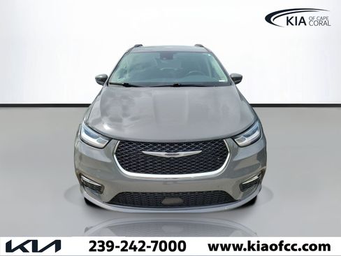 Used 2022 Chrysler Pacifica Touring-L FWD image 2