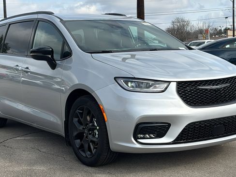 New 2026 Chrysler Pacifica Select w/ S Appearance Package image 3