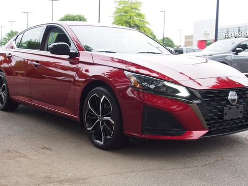 Used 2023 Nissan Altima 2.5 SR w/ SR Premium Package FWD image 1