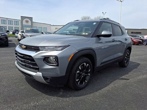 Used 2023 Chevrolet TrailBlazer LT w/ Convenience Package FWD image 3