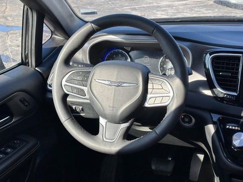 Used 2025 Chrysler Pacifica Select image 20