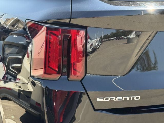 Used 2025 Kia Sorento LX FWD image 6