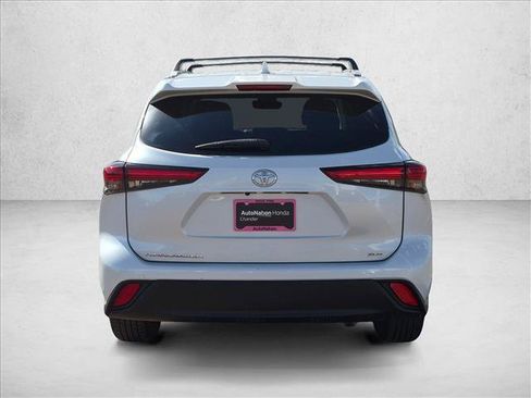 Used 2022 Toyota Highlander XLE FWD image 8