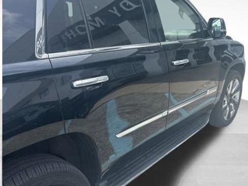 Used 2016 Cadillac Escalade Luxury AWD/4WD image 11
