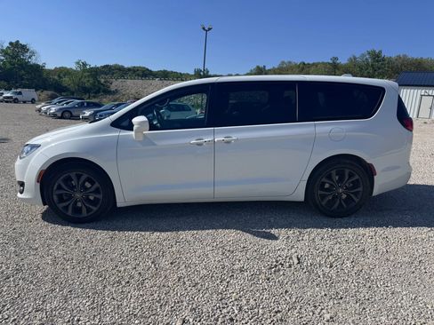 Used 2019 Chrysler Pacifica Touring Plus FWD image 3