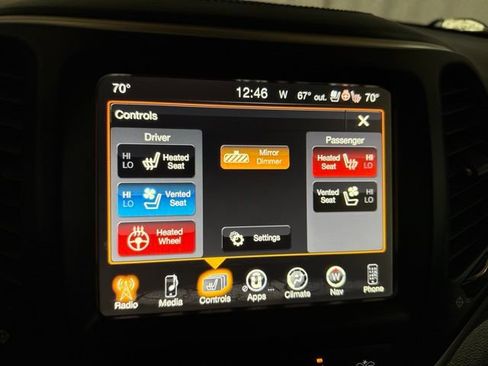 Used 2017 Jeep Cherokee Overland w/ Technology Group AWD/4WD image 24