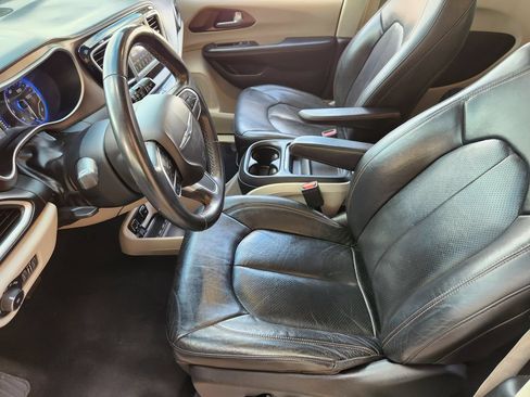 Used 2018 Chrysler Pacifica Touring-L FWD image 15