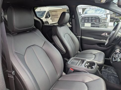 New 2027 Chrysler Pacifica Select FWD image 18