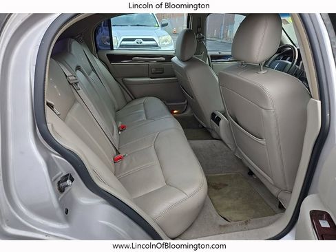 Used 2010 Lincoln Town Car Signature Limited image 12