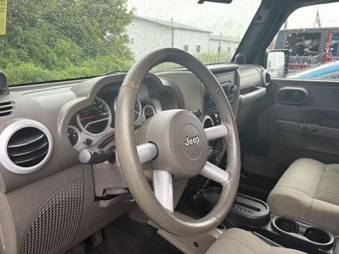 Used 2009 Jeep Wrangler Unlimited Sahara w/ Dual Top Group AWD/4WD image 5