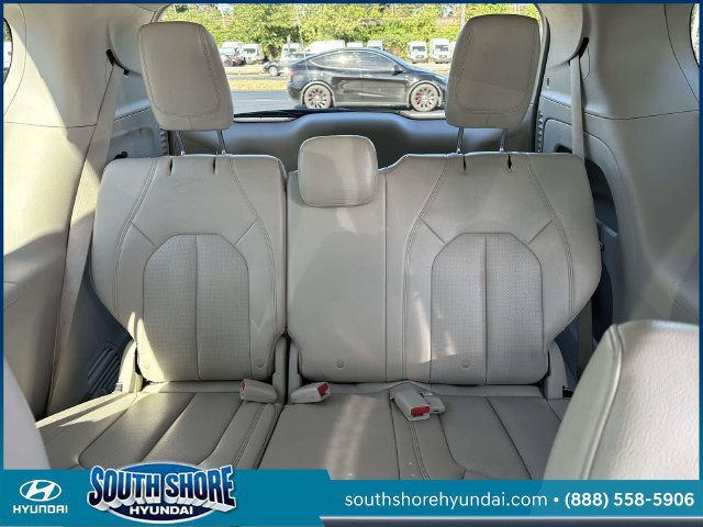 Used 2018 Chrysler Pacifica Touring-L FWD image 13