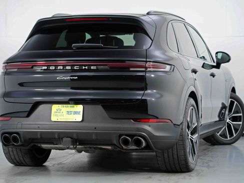 Used 2024 Porsche Cayenne w/ Premium Package image 5