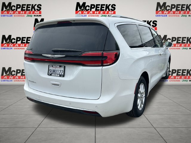 Used 2021 Chrysler Pacifica Touring-L FWD image 2