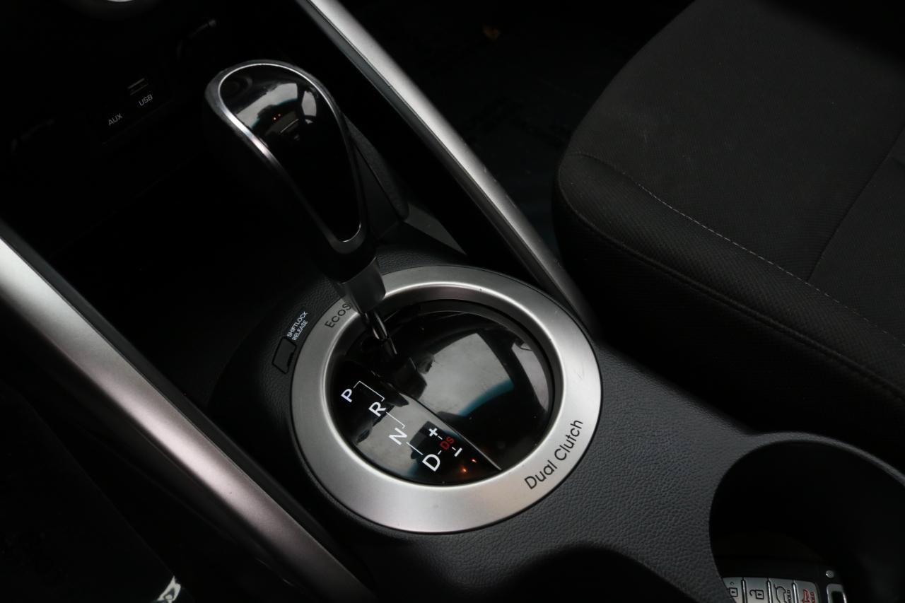 Used 2017 Hyundai Veloster Value Edition FWD image 29