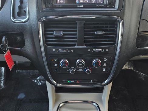 Used 2019 Dodge Grand Caravan SXT FWD image 17