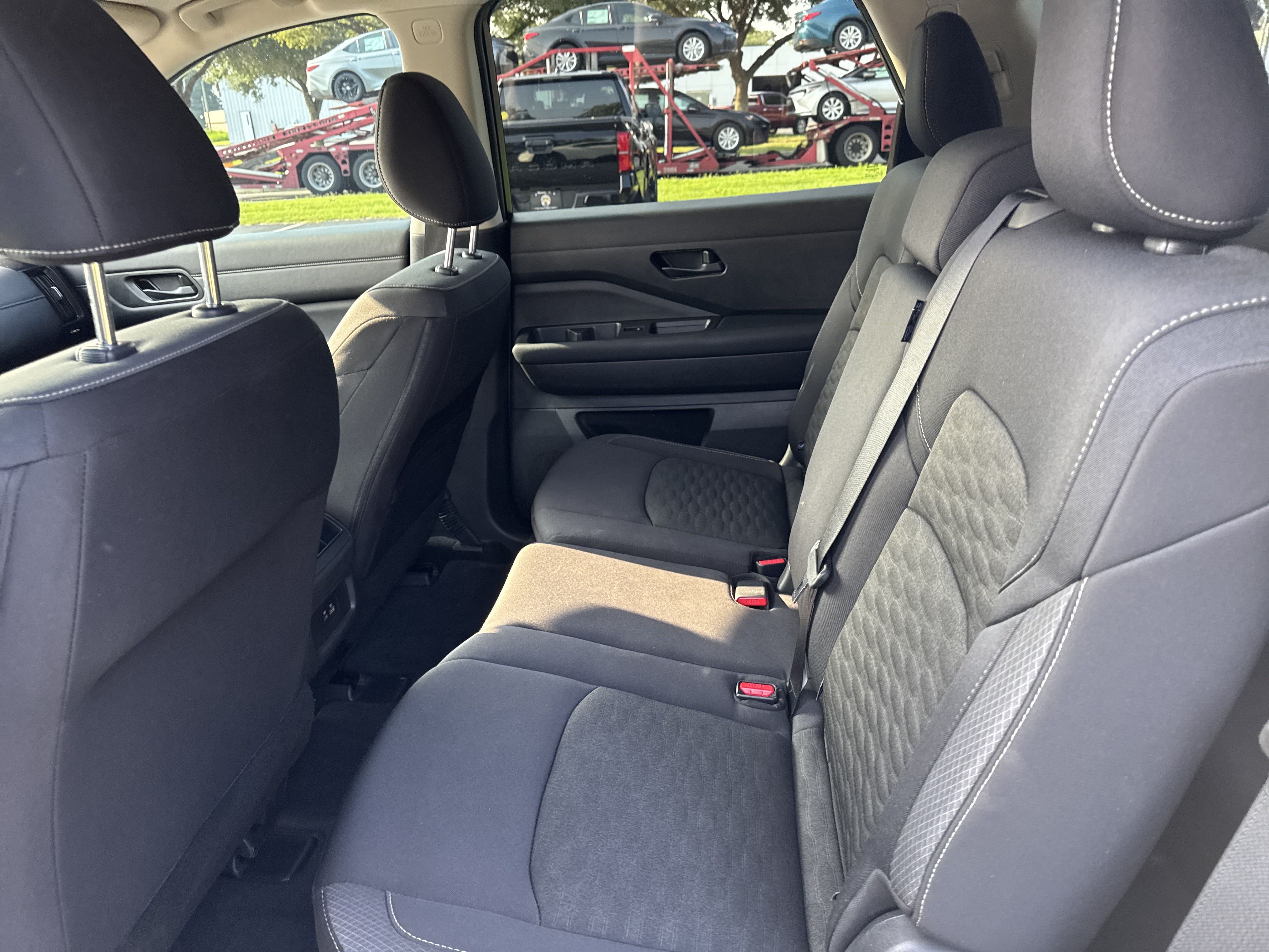 Used 2024 Nissan Pathfinder S FWD image 23