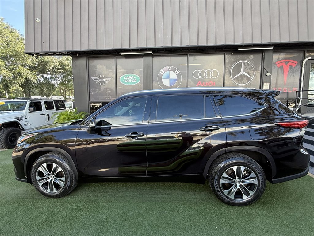 Used 2020 Toyota Highlander XLE FWD image 7