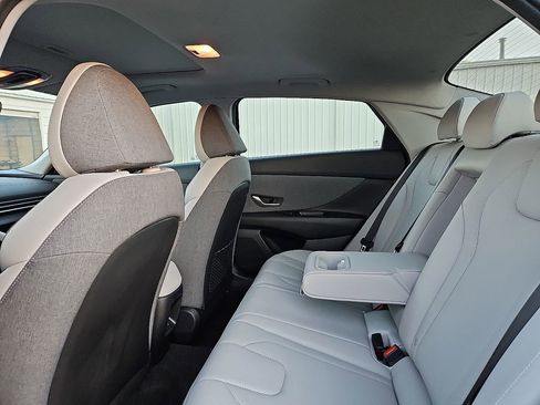 Used 2025 Hyundai Elantra Limited image 16