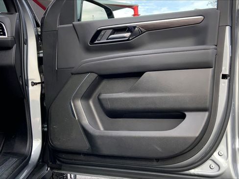 Used 2025 Chevrolet Suburban Z71 image 23