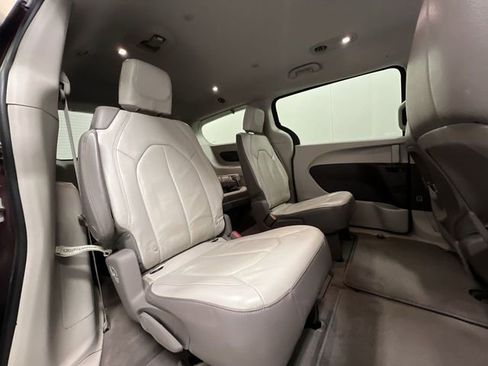 Used 2017 Chrysler Pacifica Touring-L w/ Tire & Wheel Group image 26