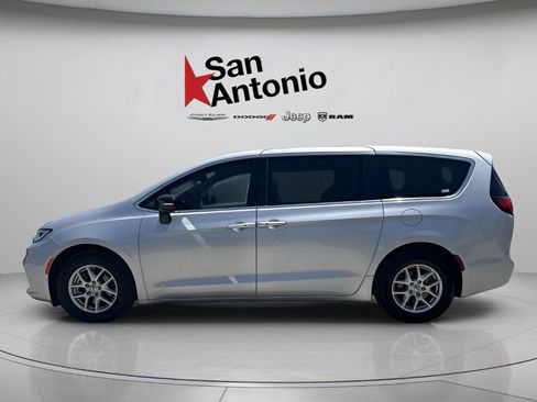 Certified 2024 Chrysler Pacifica Touring-L FWD image 9