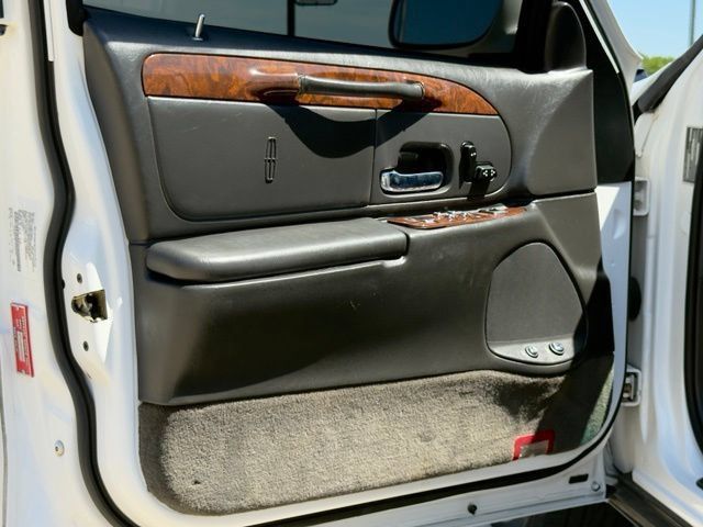 Used 2002 Lincoln Town Car Executive RWD image 20