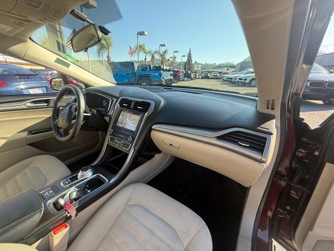 Used 2018 Ford Fusion SE FWD image 15