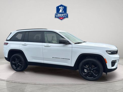 Used 2023 Jeep Grand Cherokee Limited w/ Black Appearance Package AWD/4WD image 14