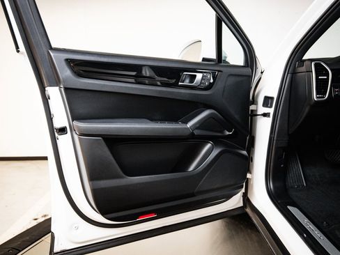 Certified 2023 Porsche Cayenne AWD/4WD image 23