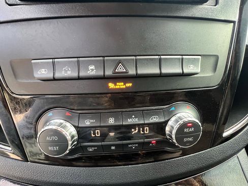 Used 2018 Mercedes-Benz Metris Passenger Van image 18