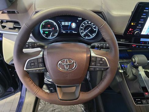 Used 2023 Toyota Sienna Platinum image 27