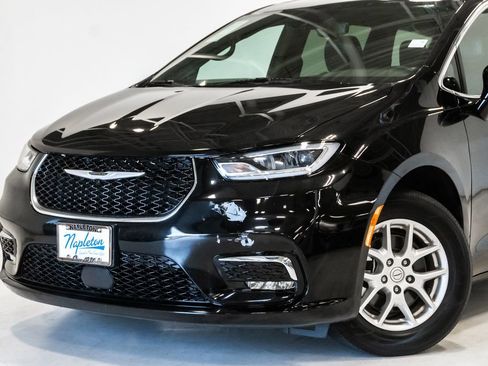 Used 2025 Chrysler Pacifica Select FWD image 2
