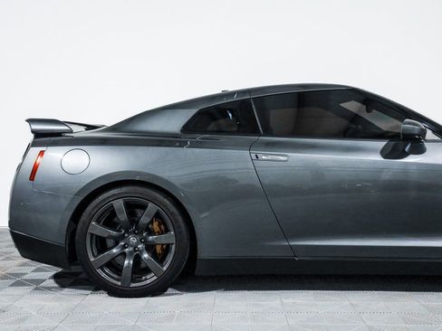 Used 2009 Nissan GT-R Premium image 2