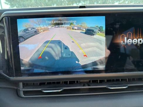 Used 2024 Jeep Wrangler Sahara image 28